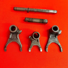 Load image into Gallery viewer, YZ80 TRANSMISSION SHIFT FORKS SHAFTS GENUINE OEM YAMAHA YZ 80 (1993-2001)