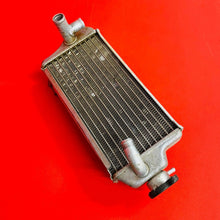 Load image into Gallery viewer, RMZ250 RADIATOR FILL SIDE CAP GENUINE OEM SUZUKI RMZ 250 (2007-2009)