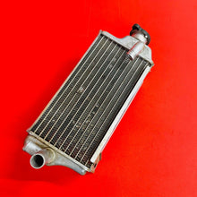 Load image into Gallery viewer, RMZ250 RADIATOR FILL SIDE CAP GENUINE OEM SUZUKI RMZ 250 (2007-2009)