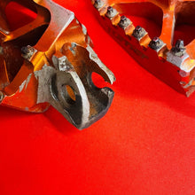 Load image into Gallery viewer, KLX110 TURNER FOOT PEGS ORANGE WIDE FOOTPEGS KAWASAKI DRZ KLX 110