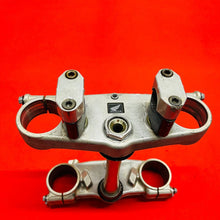 Load image into Gallery viewer, CRF450R TRIPLE CLAMPS TREES OVERSIZE BARS GENUINE OEM HONDA CRF 450 R (05-07)