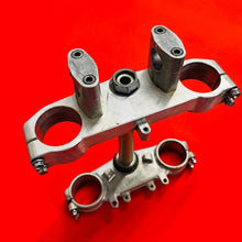 Load image into Gallery viewer, YZ250 TRIPLE CLAMPS TREES 1 1/8&quot; GENUINE OEM YAMAHA YZ 250 (2 STROKE)(2001-2003)