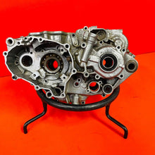 Load image into Gallery viewer, YZ400F CRANK CASE ENGINE CASES MATCHING GENUINE OEM YAMAHA WR YZ 400 F 1998-2000