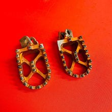 Load image into Gallery viewer, KLX110 TURNER FOOT PEGS ORANGE WIDE FOOTPEGS KAWASAKI DRZ KLX 110