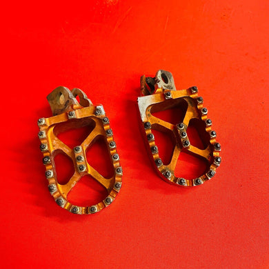 KLX110 TURNER FOOT PEGS ORANGE WIDE FOOTPEGS KAWASAKI DRZ KLX 110