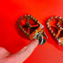 Load image into Gallery viewer, KLX110 TURNER FOOT PEGS ORANGE WIDE FOOTPEGS KAWASAKI DRZ KLX 110