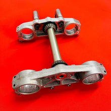 Load image into Gallery viewer, YZ250 TRIPLE CLAMPS TREES 1 1/8&quot; GENUINE OEM YAMAHA YZ 250 (2 STROKE)(2001-2003)