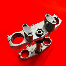 Load image into Gallery viewer, YZ250 TRIPLE CLAMPS TREES 1 1/8&quot; GENUINE OEM YAMAHA YZ 250 (2 STROKE)(2001-2003)