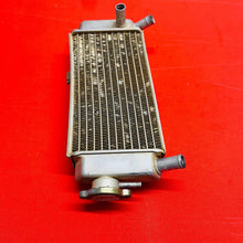 Load image into Gallery viewer, CRF250R RADIATOR RIGHT FILL SIDE + CAP GENUINE OEM HONDA CRF 250 R (2004-2008)