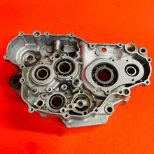 Load image into Gallery viewer, YZ400F CRANK CASE ENGINE CASES MATCHING GENUINE OEM YAMAHA WR YZ 400 F 1998-2000