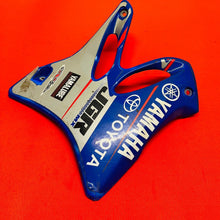 Load image into Gallery viewer, YZ250 SHROUDS PLASTICS TANK COVERS GENUINE OEM YAMAHA YZ 250 (2002-2005)