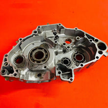 Load image into Gallery viewer, YZ400F CRANK CASE ENGINE CASES MATCHING GENUINE OEM YAMAHA WR YZ 400 F 1998-2000