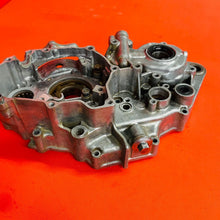 Load image into Gallery viewer, YZ400F CRANK CASE ENGINE CASES MATCHING GENUINE OEM YAMAHA WR YZ 400 F 1998-2000