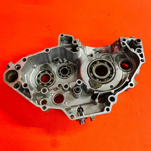 Load image into Gallery viewer, YZ400F CRANK CASE ENGINE CASES MATCHING GENUINE OEM YAMAHA WR YZ 400 F 1998-2000