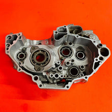 Load image into Gallery viewer, YZ400F CRANK CASE ENGINE CASES MATCHING GENUINE OEM YAMAHA WR YZ 400 F 1998-2000