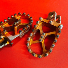 Load image into Gallery viewer, KLX110 TURNER FOOT PEGS ORANGE WIDE FOOTPEGS KAWASAKI DRZ KLX 110