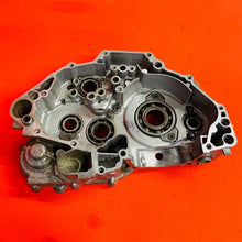 Load image into Gallery viewer, YZ400F CRANK CASE ENGINE CASES MATCHING GENUINE OEM YAMAHA WR YZ 400 F 1998-2000