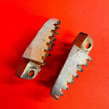 Load image into Gallery viewer, KLX110 TURNER FOOT PEGS ORANGE WIDE FOOTPEGS KAWASAKI DRZ KLX 110