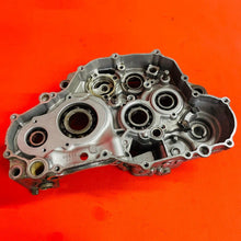 Load image into Gallery viewer, YZ400F CRANK CASE ENGINE CASES MATCHING GENUINE OEM YAMAHA WR YZ 400 F 1998-2000