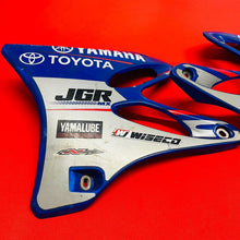 Load image into Gallery viewer, YZ250 SHROUDS PLASTICS TANK COVERS GENUINE OEM YAMAHA YZ 250 (2002-2005)