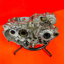 Load image into Gallery viewer, YZ400F CRANK CASE ENGINE CASES MATCHING GENUINE OEM YAMAHA WR YZ 400 F 1998-2000
