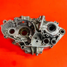 Load image into Gallery viewer, YZ400F CRANK CASE ENGINE CASES MATCHING GENUINE OEM YAMAHA WR YZ 400 F 1998-2000