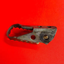 Load image into Gallery viewer, YZ80 RIGHT FOOT PEG FOOTPEG GENUINE OEM YAMAHA YZ 80 (93-01)