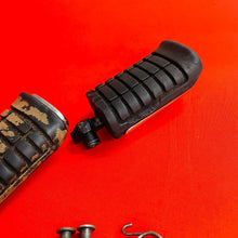 Load image into Gallery viewer, DT50 FOOT PEGS WIDE FOOTPEGS GENUINE OEM YAMAHA 1988 DT50LC DT 50 LC (1988-1990)