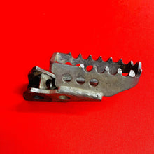 Load image into Gallery viewer, YZ80 RIGHT FOOT PEG FOOTPEG GENUINE OEM YAMAHA YZ 80 (93-01)
