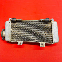Load image into Gallery viewer, CRF250R RADIATOR RIGHT FILL SIDE + CAP GENUINE OEM HONDA CRF 250 R (2004-2008)