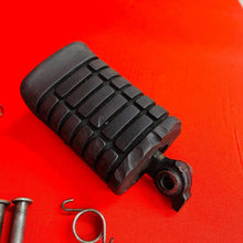 Load image into Gallery viewer, DT50 FOOT PEGS WIDE FOOTPEGS GENUINE OEM YAMAHA 1988 DT50LC DT 50 LC (1988-1990)