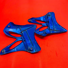 Load image into Gallery viewer, YZ250 SHROUDS PLASTICS TANK COVERS GENUINE OEM YAMAHA YZ 250 (2002-2005)