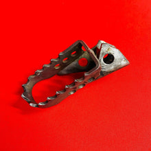 Load image into Gallery viewer, YZ80 RIGHT FOOT PEG FOOTPEG GENUINE OEM YAMAHA YZ 80 (93-01)