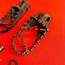 Load image into Gallery viewer, KTM200 FOOTPEGS KIT FOOT PEGS RESTS GENUINE OEM KTM 200 E XC (2001-2016)
