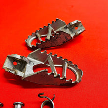 Load image into Gallery viewer, KX85 FOOTPEGS KIT FOOT PEGS RESTS OEM GENUINE KAWASAKI KX 85 100 (2001-2013)
