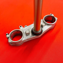 Load image into Gallery viewer, YZ250 TRIPLE CLAMPS TREES 1 1/8&quot; GENUINE OEM YAMAHA YZ 250 (2 STROKE)(2001-2003)