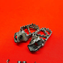 Load image into Gallery viewer, KTM65 FOOTPEGS KIT FOOT PEGS RESTS NEW PINS OEM GENUINE KTM 65 SX (2003-2008)