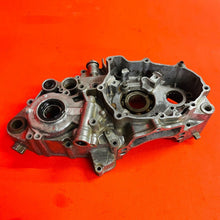 Load image into Gallery viewer, YZ400F CRANK CASE ENGINE CASES MATCHING GENUINE OEM YAMAHA WR YZ 400 F 1998-2000