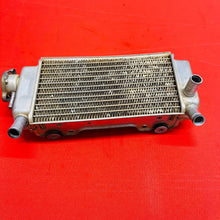 Load image into Gallery viewer, CRF250R RADIATOR RIGHT FILL SIDE + CAP GENUINE OEM HONDA CRF 250 R (2004-2008)