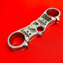 Load image into Gallery viewer, KTM250 TRIPLE CLAMP UPPER TOP 594010340 18-20 GENUINE OEM KTM 250 450 SX F SX-F