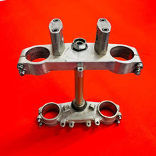 Load image into Gallery viewer, YZ250 TRIPLE CLAMPS TREES 1 1/8&quot; GENUINE OEM YAMAHA YZ 250 (2 STROKE)(2001-2003)