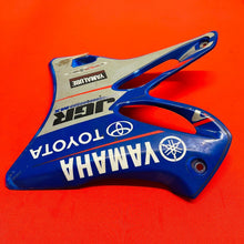 Load image into Gallery viewer, YZ250 SHROUDS PLASTICS TANK COVERS GENUINE OEM YAMAHA YZ 250 (2002-2005)