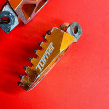 Load image into Gallery viewer, KLX110 TURNER FOOT PEGS ORANGE WIDE FOOTPEGS KAWASAKI DRZ KLX 110
