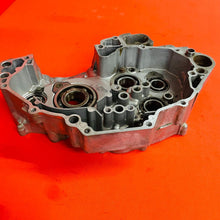 Load image into Gallery viewer, YZ400F CRANK CASE ENGINE CASES MATCHING GENUINE OEM YAMAHA WR YZ 400 F 1998-2000