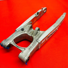 Load image into Gallery viewer, RMZ450 SWING ARM SWINGARM GENUINE OEM SUZUKI RMZ 450 (2005-2007)