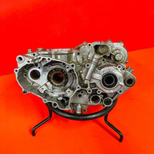 Load image into Gallery viewer, YZ400F CRANK CASE ENGINE CASES MATCHING GENUINE OEM YAMAHA WR YZ 400 F 1998-2000