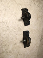 Load image into Gallery viewer, 07 SUZUKI OEM RM125 RM 125 250 OEM GAS TANK MOUNTS BUSHINGS