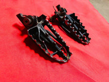 Load image into Gallery viewer, CRF450X FOOT PEGS COMPLETE FOOTPEGS SPRINGS PINS OEM HONDA CRF 450 X