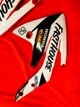 Load image into Gallery viewer, CRF150R SHROUDS PLASTICS LEFT RIGHT TANK COVERS STOCK (07-18) HONDA CRF 150 R RB