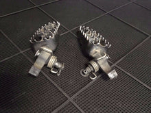 Load image into Gallery viewer, CR125 FOOTPEGS FOOT PEGS COMPLETE HONDA CR125R CR 125 R